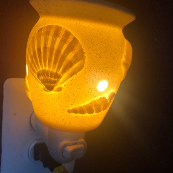 Scentsy Sea Shell Plug In Light - Picture 5 of 6